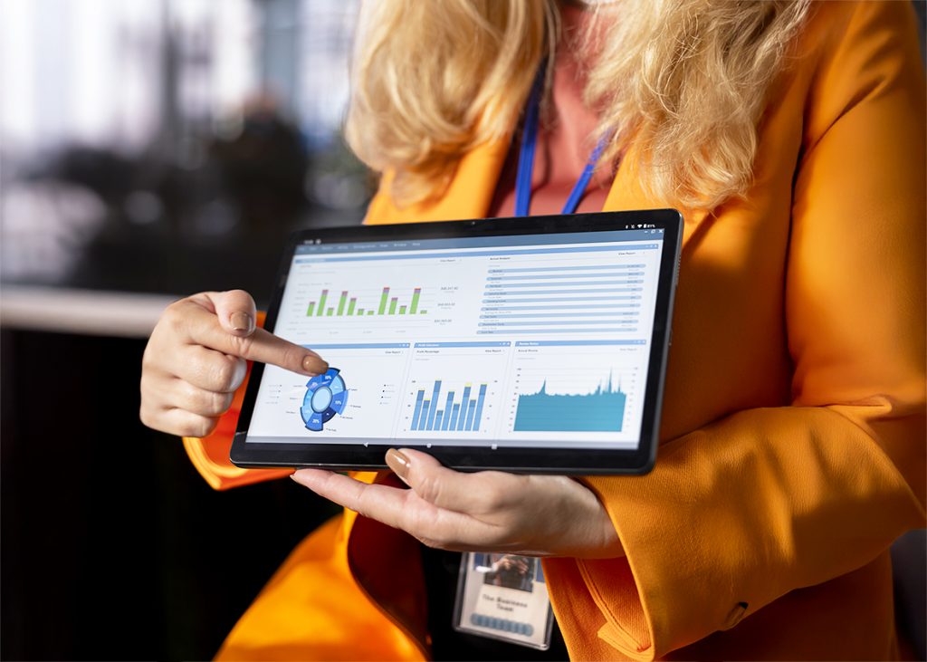 Energywave landing page uniti dalla stessa energia un team multietnico di donne imprenditrici che discutono la strategia aziendale